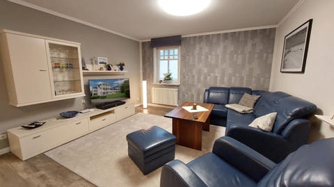 TV and multimedia, Living room, Seating area, Evening entertainment