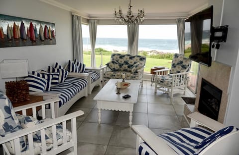 Whales & Waves House in Hermanus