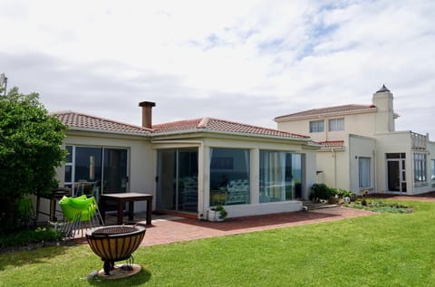 Whales & Waves House in Hermanus