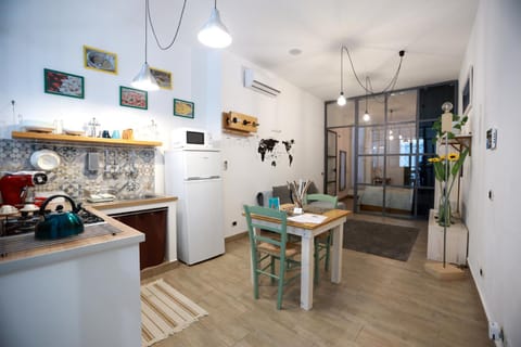 Kitchen or kitchenette, Living room, Seating area, kitchen