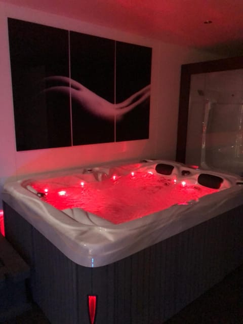 SPABYELLEETLUI spa rouge ou bleu Love hotel in Flanders