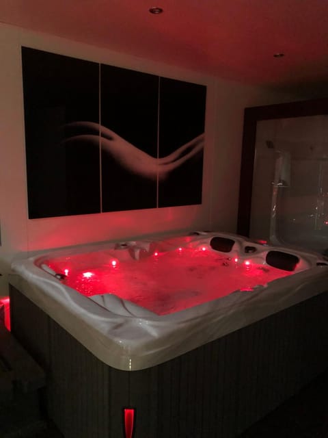 SPABYELLEETLUI spa rouge ou bleu Love hotel in Flanders