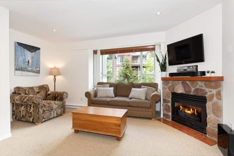 Communal lounge/ TV room, TV and multimedia, Living room, Seating area, Evening entertainment