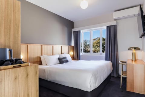 Bed, TV and multimedia, Photo of the whole room, Bedroom