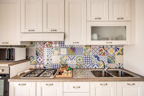 Kitchen or kitchenette, minibar