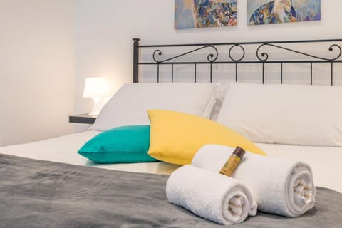 Bed, Photo of the whole room, Bedroom, towels