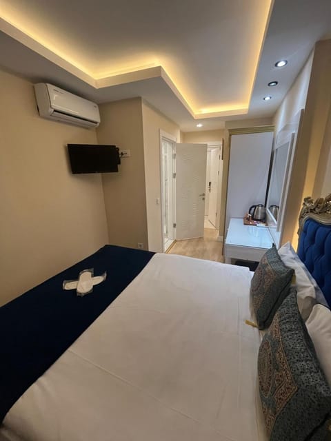 Bed, TV and multimedia, Photo of the whole room, Seating area, Bedroom, towels, air conditioner