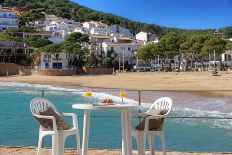 Property building, Nearby landmark, Day, Natural landscape, Food and drinks, Beach, Food, Mountain view, Sea view, Drinks