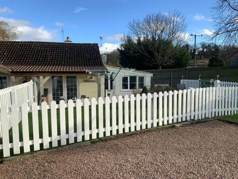 fairfeilds cottage Frog Trotters Bottom Apartment in Cotswold District