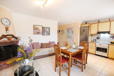 Kitchen or kitchenette, Living room, Seating area, Dining area