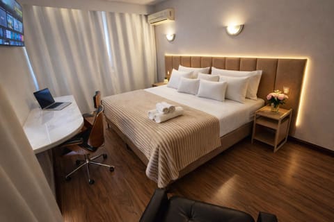 Bed, TV and multimedia, Photo of the whole room
