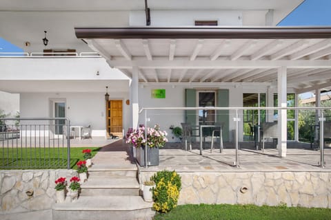 Facade/entrance, Balcony/Terrace