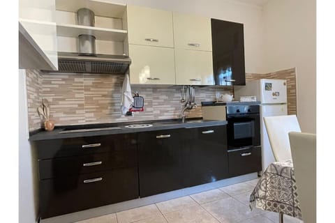 Kitchen or kitchenette, dishwasher, pet friendly, stove