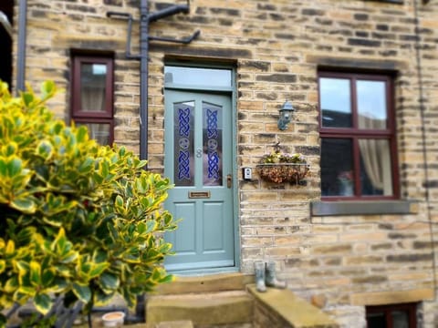 Bronte Railway Cottage at Haworth Apartment in England
