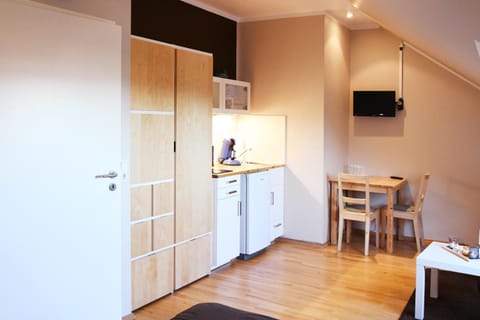TV and multimedia, Coffee/tea facilities, Kitchen or kitchenette, Seating area, Dining area, Area and facilities