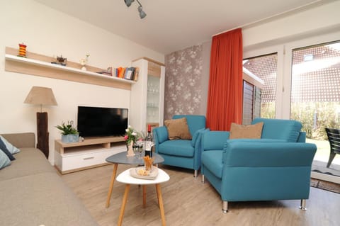 Communal lounge/ TV room, TV and multimedia, Living room, Seating area, Evening entertainment
