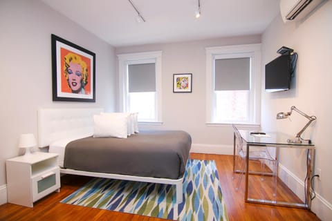 Bed, TV and multimedia, View (from property/room), Seating area, Bedroom