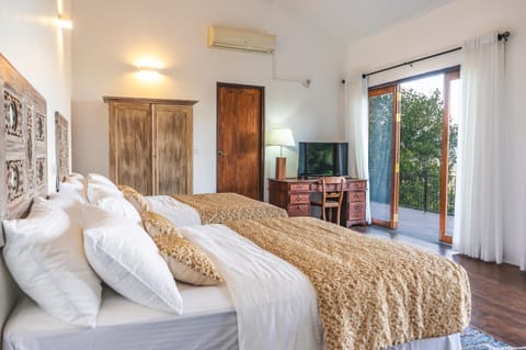 Bed, TV and multimedia, Photo of the whole room, Seating area, Bedroom, air conditioner