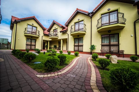 Property building, Day, Garden