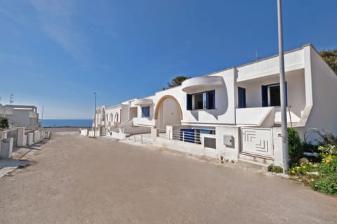 Facade/entrance, Sea view