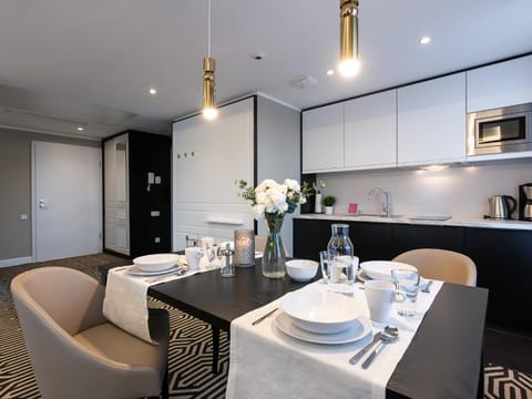 Kitchen or kitchenette, Dining area