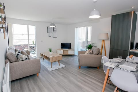 TV and multimedia, Living room, Seating area, Dining area