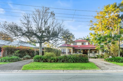 Property building, Day, Neighbourhood, Natural landscape, Street view