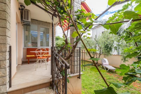 Patio, Spring, Day, Natural landscape, Garden, Balcony/Terrace, Pets