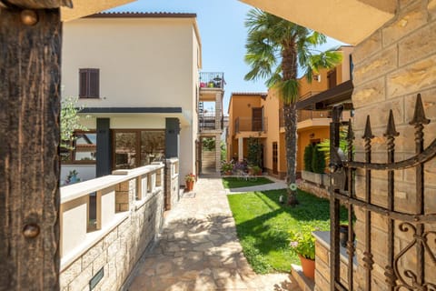 Property building, Facade/entrance, Day, Summer, BBQ facilities, Garden, Balcony/Terrace, Lobby or reception, On site, Garden view, Street view