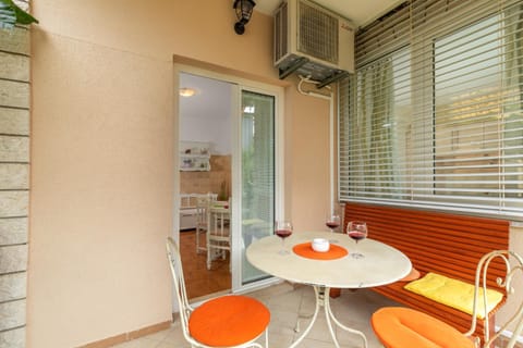 Patio, Day, Balcony/Terrace, Seating area, Dining area, Pets, Garden view