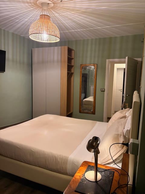 Photo of the whole room, Bedroom, wardrobe