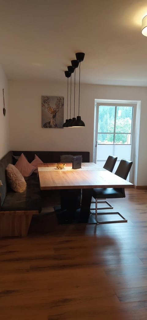 Restaurant/places to eat, Dining area, Communal kitchen