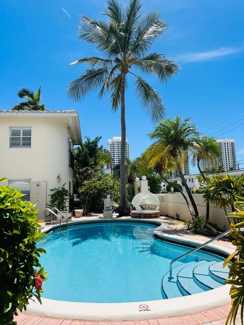 Day, Swimming pool