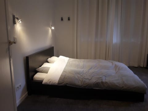 Un grand jardin en ville. Chez Guy Bed and Breakfast in Brussels