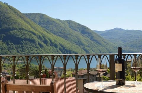 Balcony/Terrace, Lake view, Mountain view