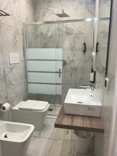 Shower, Toilet, Bathroom, bidet, towels