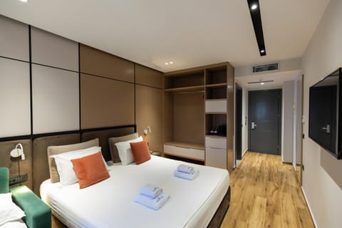 Bed, TV and multimedia, Photo of the whole room, Bedroom, towels, wardrobe