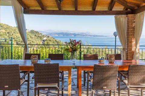 Patio, Natural landscape, View (from property/room), Balcony/Terrace, Seating area, Dining area