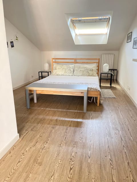 Bed, air conditioner