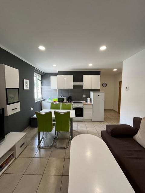 Kitchen or kitchenette, Living room, Seating area, Dining area, oven, pet friendly, stove, toaster