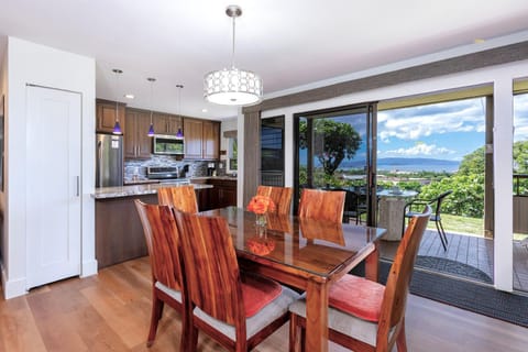 View (from property/room), Kitchen or kitchenette, Dining area