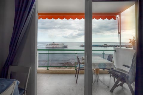 Balcony/Terrace, Decorative detail, Landmark view, Sea view, Quiet street view