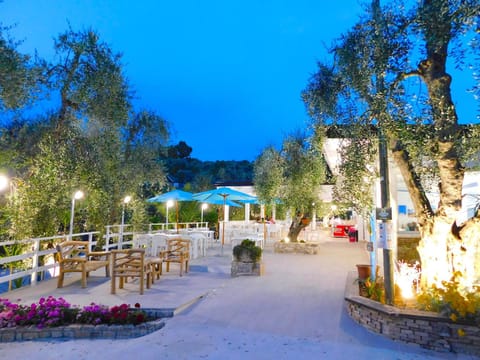 Restaurant/places to eat, Balcony/Terrace, Garden view