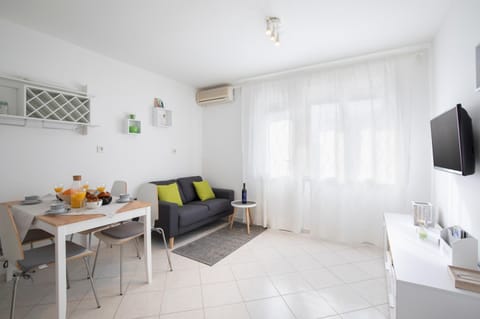 TV and multimedia, Living room, Seating area, Dining area