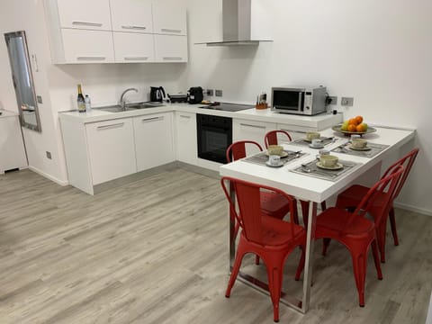 Kitchen or kitchenette, Dining area