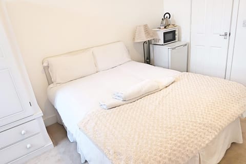 Whitburn Guest House About 7 mins Walk To The City Free Internet TV Bed and Breakfast in Doncaster