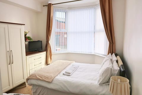 Whitburn Guest House About 7 mins Walk To The City Free Internet TV Bed and Breakfast in Doncaster