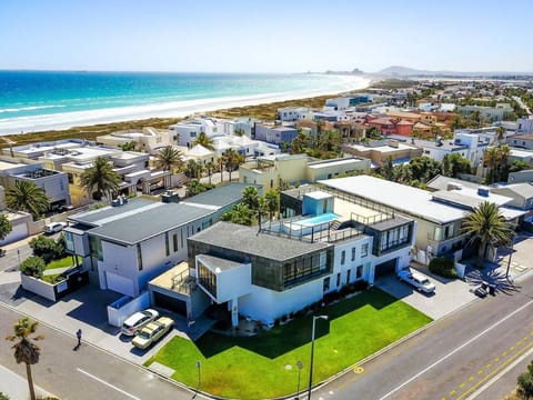 Property building, Day, Neighbourhood, Natural landscape, Sea view, Location, Parking