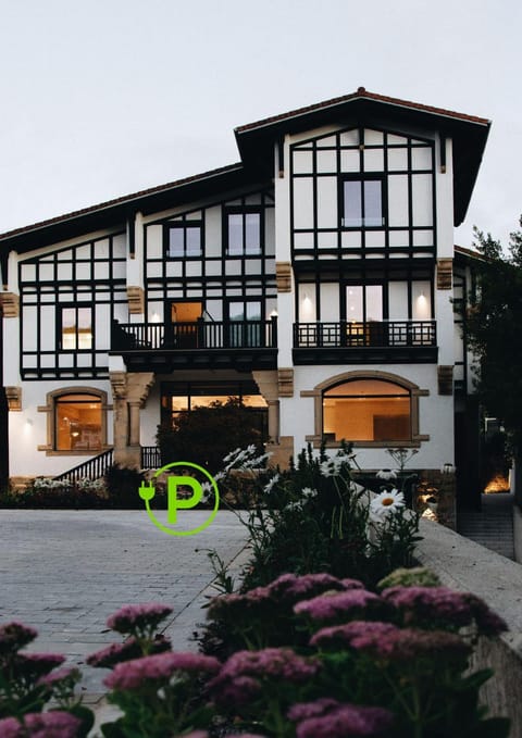 Property building, Facade/entrance, Off site, Parking