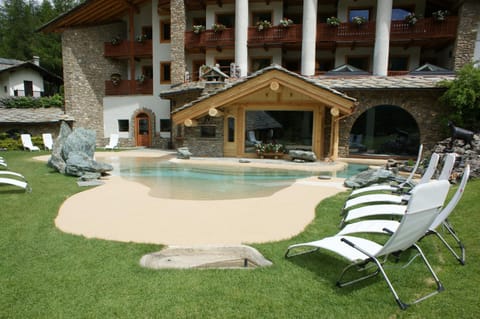 Day, Swimming pool